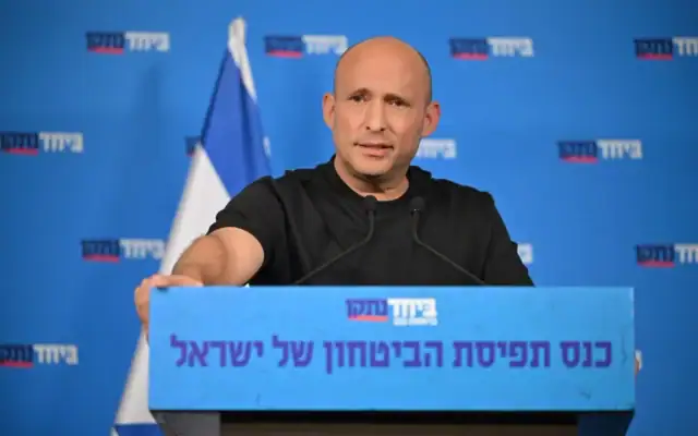 L'ancien Premier ministre Naftali Bennett s'exprime lors d'une "conférence sur le concept de sécurité" organisée par son parti BYachad, le 19 août 2026. (Autorisation: Elad Gutman/B'Yachad)
