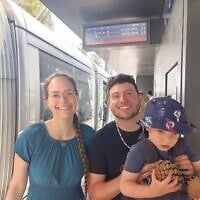 Reut et Dani, des habitants de Jérusalem, empruntant la nouvelle ligne de tramway L3, le 21 août 2026. (Crédit : Zev Stub/Times of Israel)