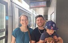 Reut et Dani, des habitants de Jérusalem, empruntent la nouvelle ligne de tramway L3, le 21 août 2026 (Crédit: Zev Stub/Times of Israel)