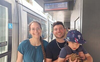 Reut et Dani, des habitants de Jérusalem, empruntant la nouvelle ligne de tramway L3, le 21 août 2026. (Crédit : Zev Stub/Times of Israel)