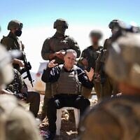 Le ministre de la Défense, Israel Katz, s’entretenant avec des soldats israéliens, dans le sud de la Syrie, le 25 août 2026. (Crédit : Ariel Hermoni/Ministère de la Défense)