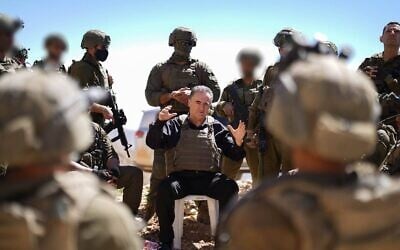 Le ministre de la Défense, Israel Katz, s’entretenant avec des soldats israéliens, dans le sud de la Syrie, le 25 août 2026. (Crédit : Ariel Hermoni/Ministère de la Défense)
