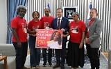 La famille de la fillette disparue Haymanut Kasau rencontrant le président Isaac Herzog (au centre) dans son bureau, à Jérusalem, le 25 août 2026. (Crédit : Haïm Zach/Bureau de la presse gouvernementale)
