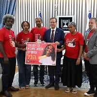 La famille de la fillette disparue Haymanut Kasau rencontrant le président Isaac Herzog (au centre) dans son bureau, à Jérusalem, le 25 août 2026. (Crédit : Haïm Zach/Bureau de la presse gouvernementale)
