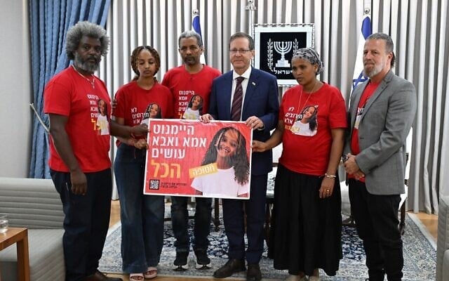 La famille de la fillette disparue Haymanut Kasau rencontrant le président Isaac Herzog (au centre) dans son bureau, à Jérusalem, le 25 août 2026. (Crédit : Haïm Zach/Bureau de la presse gouvernementale)