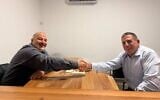 Le chef de Raam, Mansour Abbas (à gauche), et l’ancien député de Yesh Atid, Yoav Segalovitz, sur une photo diffusée le 26 août 2026. (Crédit : Raam)