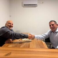 Le chef de Raam, Mansour Abbas (à gauche), et l’ancien député de Yesh Atid, Yoav Segalovitz, sur une photo diffusée le 26 août 2026. (Crédit : Raam)