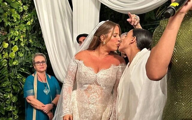 L’ex-otage Emily Damari (à droite) épouse Danielle Amit (au centre) ; la mère d’Emily, Mandy Damari (à gauche), le 27 août 2026. (Avec l'aimable autorisation de la famille)