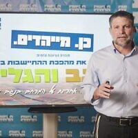 Le ministre des Finances, Bezalel Smotrich, dévoilant un plan visant à « judaïser » le Néguev et la Galilée, le 27 août 2026. (Crédit : HaTzionout HaDatit)