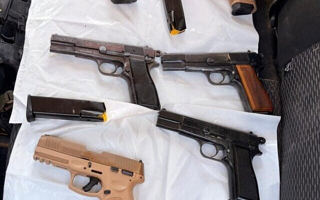 Armes saisies par les troupes israéliennes à la frontière jordanienne, le 27 août 2026. (Crédit : Police israélienne)