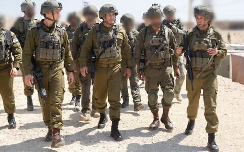 Le chef d'état-major de l'armée israélienne, le lieutenant-général Eyal Zamir (au centre), dans la bande de Gaza, le 5 août 2026. (Armée israélienne)