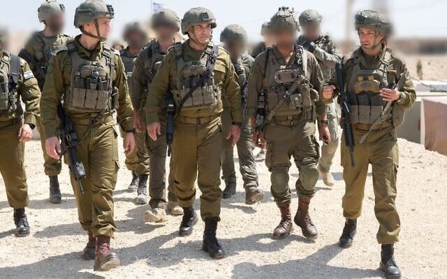 Le chef d'état-major de l'armée israélienne, le lieutenant-général Eyal Zamir (au centre), dans la bande de Gaza, le 5 août 2026. (Armée israélienne)