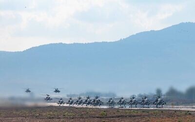Des hélicoptères AH-64A Apache du 190e escadron de l'armée de l'air israélienne atterrissent à la base aérienne de Ramat David, dans le nord d'Israël, le 19 août 2026. (Crédit : Armée israélienne) Des hélicoptères AH-64A Apache du 190e escadron de l'armée de l'air israélienne atterrissent à la base aérienne de Ramat David, dans le nord d'Israël, le 19 août 2026. (Crédit : Armée israélienne)