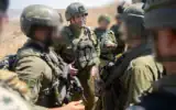 Le chef d’état-major de l’armée israélienne, le lieutenant-général Eyal Zamir, s’entretenant avec des officiers, dans le sud de la Syrie, le 19 août 2026. (Crédit : Armée israélienne)