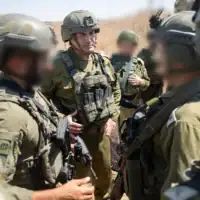 Le chef d’état-major de l’armée israélienne, le lieutenant-général Eyal Zamir, s’entretenant avec des officiers, dans le sud de la Syrie, le 19 août 2026. (Crédit : Armée israélienne)