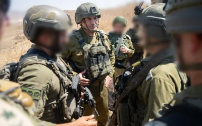 Le chef d’état-major de Tsahal, le général de corps d’armée Eyal Zamir, s’entretient avec des officiers dans le sud de la Syrie, le 19 août 2026. (Crédit : Armée israélienne) Le chef d’état-major de Tsahal, le général de corps d’armée Eyal Zamir, s’entretient avec des officiers dans le sud de la Syrie, le 19 août 2026. (Crédit : Armée israélienne)
