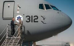 Des officiers de l’armée de l’air israélienne lors d’une cérémonie marquant l’inauguration du deuxième des six avions KC-46, sur la base aérienne de Nevatim, dans le sud d’Israël, le 20 août 2026. (Crédit : Tsahal)