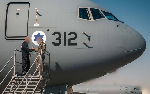 Des officiers de l’armée de l’air israélienne lors d’une cérémonie marquant l’inauguration du deuxième des six avions KC-46, sur la base aérienne de Nevatim, dans le sud d’Israël, le 20 août 2026. (Crédit : Tsahal)
