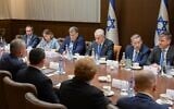Le Premier ministre Benjamin Netanyahu rencontre à Jérusalem, le 13 mai 2026, Nickolay Mladenov, l'envoyé spécial du Conseil de paix à Gaza. Caroline Glick, conseillère en politique étrangère, est assise en deuxième position à partir de la gauche. (Maayan Toaf/Service de presse du gouvernement)