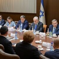Le Premier ministre Benjamin Netanyahu rencontre à Jérusalem, le 13 mai 2026, Nickolay Mladenov, l'envoyé spécial du Conseil de paix à Gaza. Caroline Glick, conseillère en politique étrangère, est assise en deuxième position à partir de la gauche. (Maayan Toaf/Service de presse du gouvernement)