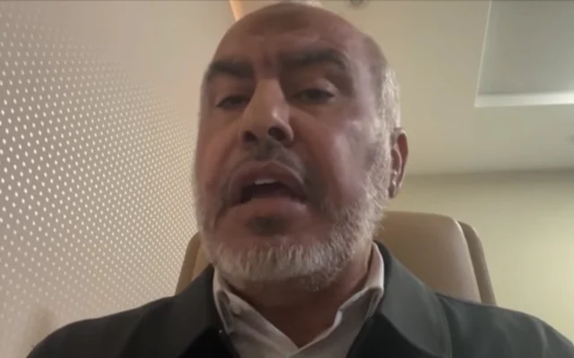 Le porte-parole du Hamas, Ghazi Hamad, intervenant dans l'émission « Piers Morgan Uncensored », le 3 août 2026. (Crédit : Capture d'écran/YouTube)