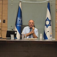 Le directeur général par intérim de la Commission centrale électorale, Dean Livne (à gauche), et son président, Noam Sohlberg, rencontrent la ministre de la Justice, Gali Baharav-Miara, à la Knesset, le 2 août 2026. (Crédit : Commission centrale électorale)