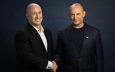 L'entrepreneur du secteur des technologies Mati Gill (à gauche) aux côtés du chef du parti Beyahad, Naftali Bennett, sur une photo publiée le 12 août 2026. (Crédit : Autorisation)