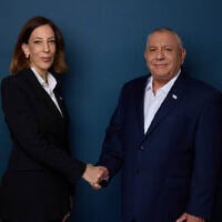 L'ancienne maire de Yeruham, Tal Ohana Hachmon et le chef du parti Yashar, Gadi Eisenkot. (Crédit : Yashar)