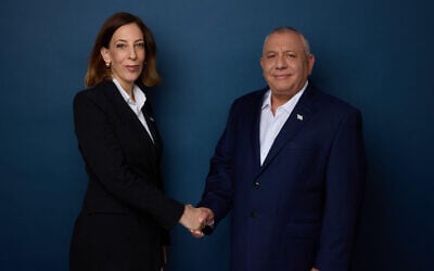 L'ancienne maire de Yeruham, Tal Ohana Hachmon et le chef du parti Yashar, Gadi Eisenkot. (Crédit : Yashar)