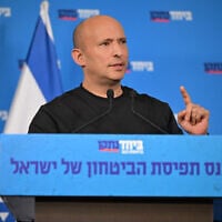L'ancien Premier ministre Naftali Bennett prenant la parole lors d'une « conférence sur le concept de sécurité » organisée par son parti Beyahad, le 19 août 2026. (Crédit : Elad Gutman)