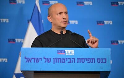 L'ancien Premier ministre Naftali Bennett prenant la parole lors d'une « conférence sur le concept de sécurité » organisée par son parti Beyahad, le 19 août 2026. (Crédit : Elad Gutman)