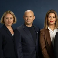 L'ex-Premier ministre Naftali Bennett, au centre, avec les quatre nouvelles candidates annoncées sur sa liste Beyahad -- (de g. à d.) Esti Ayalon Kobo, Olesia Kantor, Bruria Naim Arman et Orly Harel -- sur une image publiée le 4 août 2026. (Avec l'aimable autorisation de Beyahad)