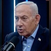 Le Premier ministre Benjamin Netanyahu évoque une frappe aérienne israélienne en Syrie lors d'une interview diffusée dans un podcast, le 19 août 2026. (Capture d'écran via X)