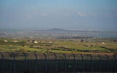 Vue de la frontière israélienne avec la Syrie, depuis le nord du plateau du Golan, le 11 avril 2026. (Crédit : Michael Giladi/Flash90)