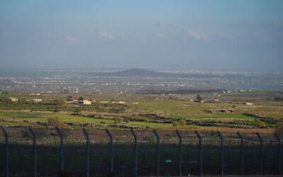 Vue de la frontière israélienne avec la Syrie, depuis le nord du plateau du Golan, le 11 avril 2026. (Crédit : Michael Giladi/Flash90)