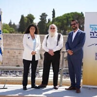 Sharren Haskel (à gauche), Jonathan Pollard (au centre) et le stratège politique Roi Danino devant le mur Occidental à Jérusalem, sur une photo diffusée le 23 août 2026. (Autorisation d'Yisrael Rishona)