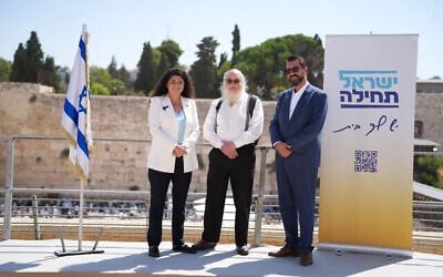 Sharren Haskel (à gauche), Jonathan Pollard (au centre) et le stratège politique Roi Danino devant le mur Occidental à Jérusalem, sur une photo diffusée le 23 août 2026. (Autorisation d'Yisrael Rishona)