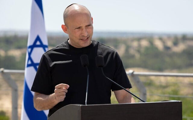 Naftali Bennett s’exprimant depuis le kibboutz Netiv HaAsara, à la frontière de Gaza, le 4 août 2026. (Crédit : BeYahad)