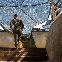 Un soldat de l'armée israélienne à un poste militaire situé à la frontière entre la Jordanie et la Cisjordanie, le 27 juillet 2026. (Crédit : Emanuel Fabian/Times of Israel)