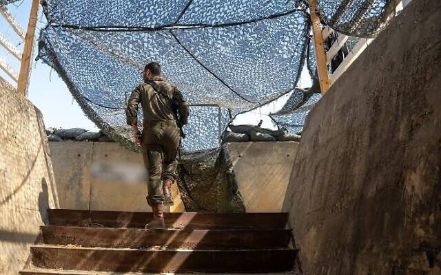 Un soldat de l'armée israélienne à un poste militaire situé à la frontière entre la Jordanie et la Cisjordanie, le 27 juillet 2026. (Crédit : Emanuel Fabian/Times of Israel)