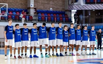 L’équipe d’Israël de basket des moins de 16 ans, lors de son match de l’Euro U16 contre la Géorgie, à Oradea (Roumanie), le 7 août 2026. (Crédit : FIBA)