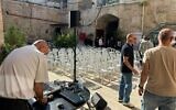 Des chaises alignées en prévision d'une cérémonie de remise des diplômes dans l'enceinte de Khan Tankaz, au Marché des marchands de coton, dans la Vieille Ville de Jérusalem, le 24 août 2026. (Crédit : Police israélienne)