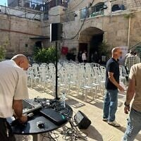 Des chaises alignées en prévision d'une cérémonie de remise des diplômes dans l'enceinte de Khan Tankaz, au Marché des marchands de coton, dans la Vieille Ville de Jérusalem, le 24 août 2026. (Crédit : Police israélienne)