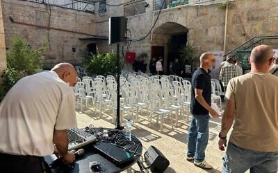 Des chaises alignées en prévision d'une cérémonie de remise des diplômes dans l'enceinte de Khan Tankaz, au Marché des marchands de coton, dans la Vieille Ville de Jérusalem, le 24 août 2026. (Crédit : Police israélienne) Des chaises alignées en prévision d'une cérémonie de remise des diplômes dans l'enceinte de Khan Tankaz, au Marché des marchands de coton, dans la Vieille Ville de Jérusalem, le 24 août 2026. (Crédit : Police israélienne)