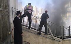 Les premiers intervenants travaillent sur les lieux d'un incendie qui s'est déclaré au centre hassidique de Nadvorna, à Bnei Brak, le 26 août 2026. (Crédit : Service d'incendie et de secours)
