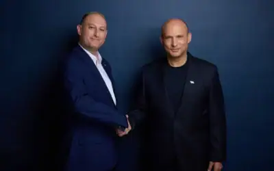 Le candidat Jeremy Saltan (à gauche) et l’ancien Premier ministre Naftali Bennett se serrent la main sur une photo non datée diffusée par le parti BYachad. (Autorisation) Le candidat Jeremy Saltan (à gauche) et l’ancien Premier ministre Naftali Bennett se serrent la main sur une photo non datée diffusée par le parti BYachad. (Autorisation)