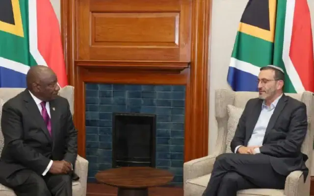Le président sud-africain Cyril Ramaphosa et le rabbin Doron Perez, père de Daniel Perez, soldat de Tsahal tué le 7 octobre 2023, à Pretoria, le 10 août 2026. (Crédit : Présidence d’Afrique du Sud)