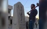 Le député Zvi Succot détruisant un monument palestinien dédié aux « martyrs », dans le village de Madama, en Cisjordanie, le 25 août 2026. (Crédit : Capture d’écran vidéo)