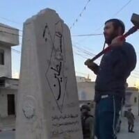 Le député Zvi Sokot détruisant un monument palestinien dédié aux « martyrs », dans le village de Madama, en Cisjordanie, le 25 août 2026. (Crédit : Capture d’écran vidéo)