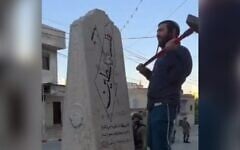 Le député Zvi Sokot détruisant un monument palestinien dédié aux « martyrs », dans le village de Madama, en Cisjordanie, le 25 août 2026. (Crédit : Capture d’écran vidéo)